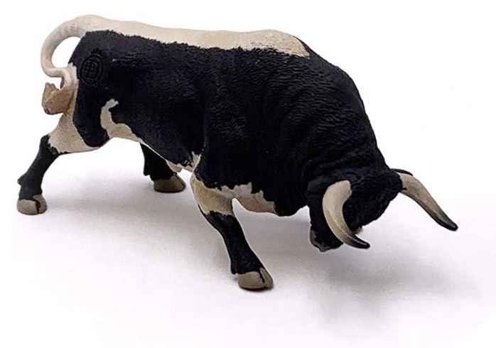 TORO APAREJADO EMBISTIENDO